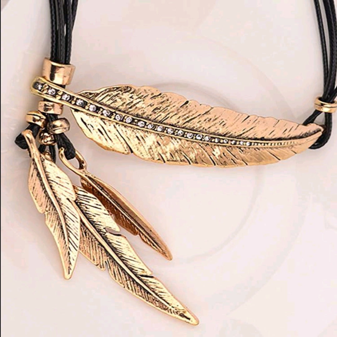 Catori Feather Necklace Dos