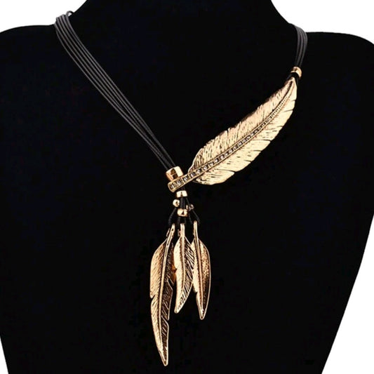 Catori Feather Necklace Dos